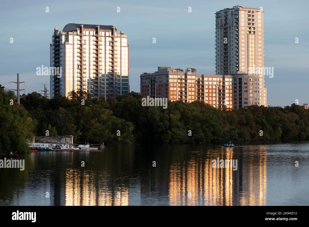 Les immeubles à appartements sur le lac Lady Bird, Austin Texas Banque D'Images