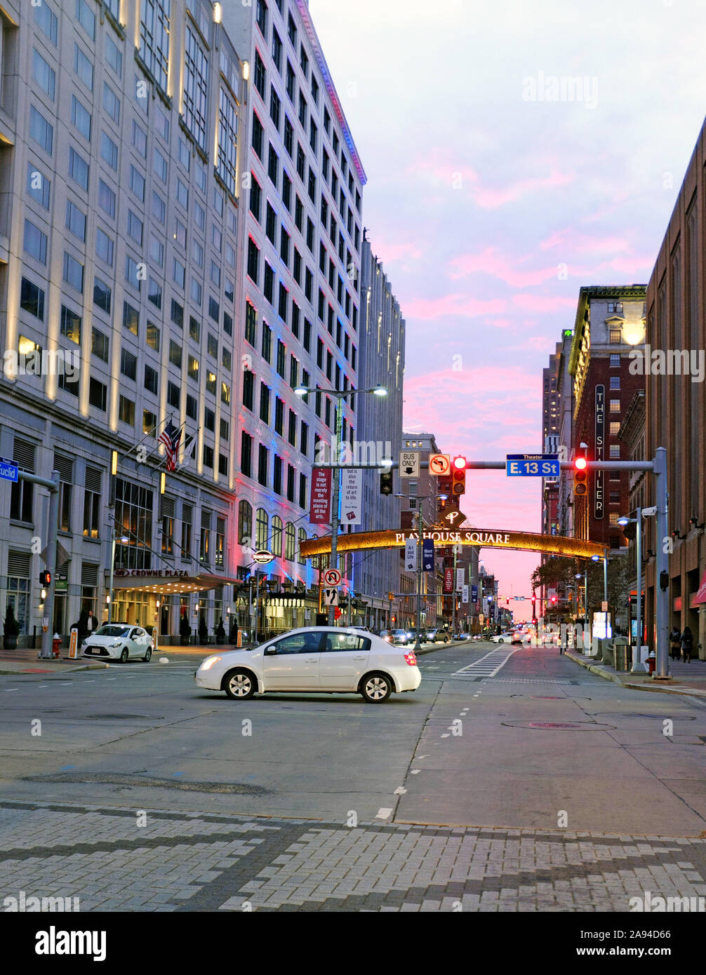 Un coucher de soleil pourpre à l'ouest de l'avenue Euclid vers le bas dans le centre-ville de Cleveland, Ohio, USA de la Playhouse Square Theatre district Banque D'Images