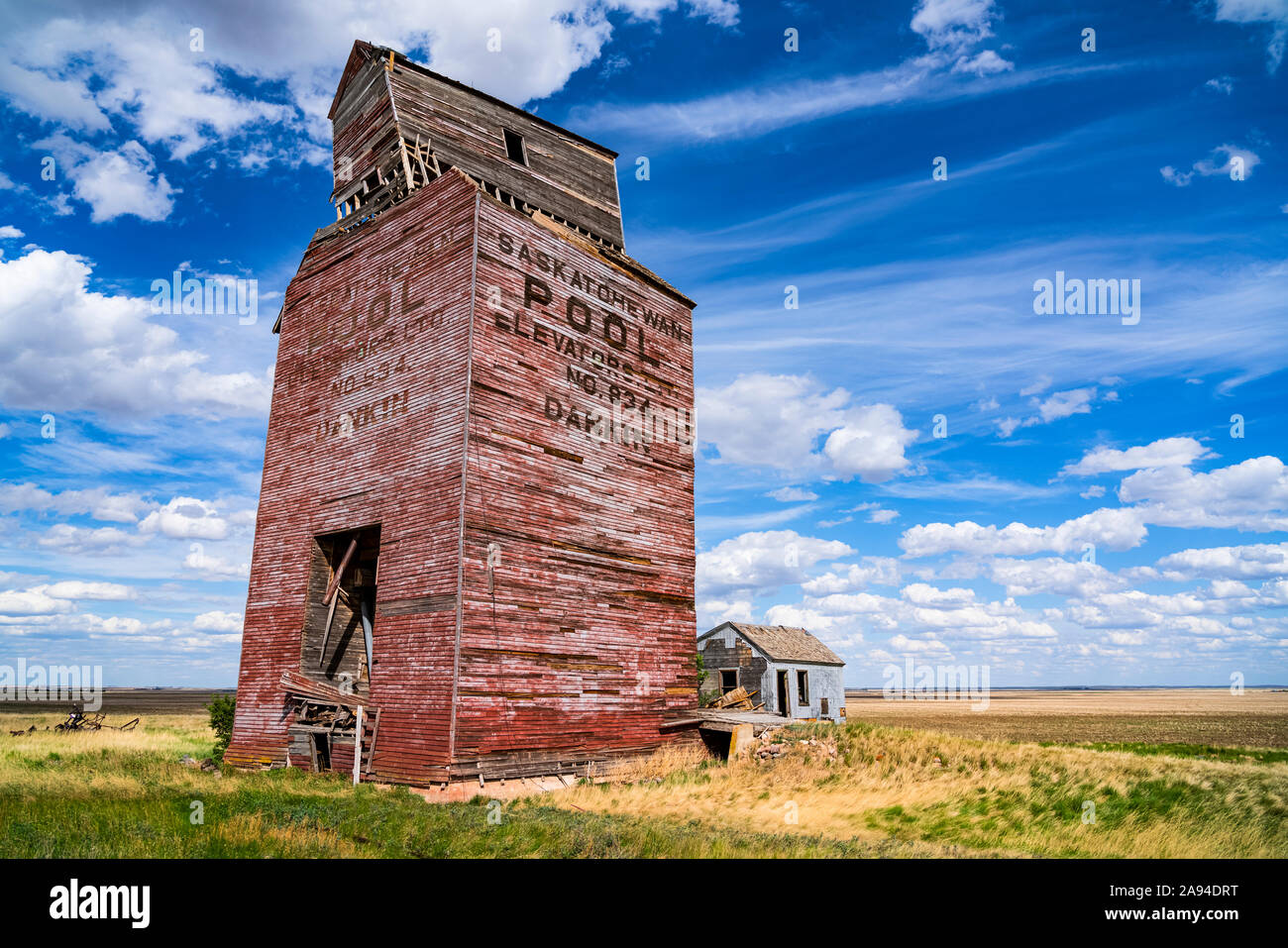Silo à grains rouges abîmé dans les Prairies; Dankin, Saskatchewan, Canada Banque D'Images
