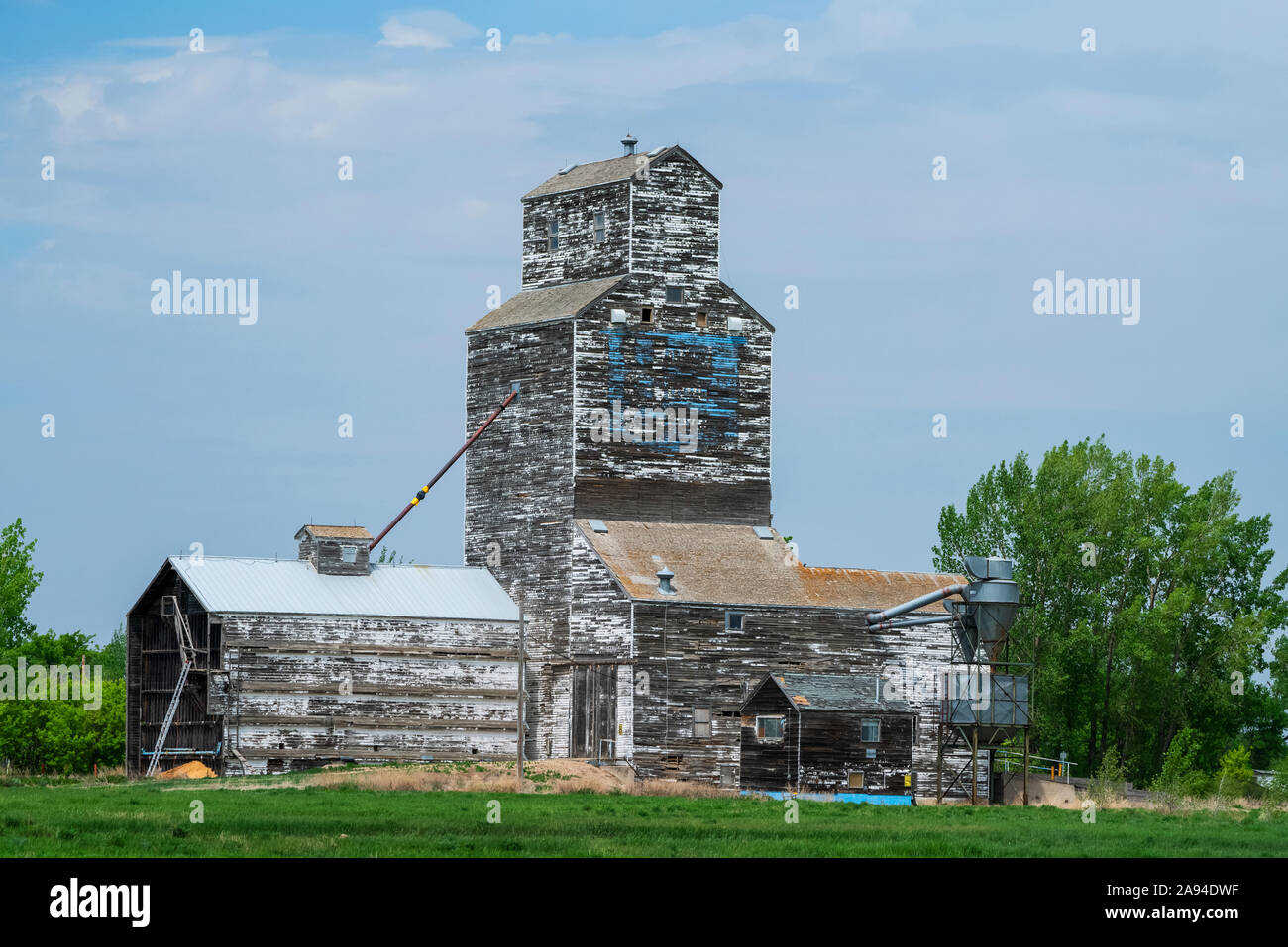 Silo à grains abîmé dans les Prairies; Val Marie, Saskatchewan, Canada Banque D'Images