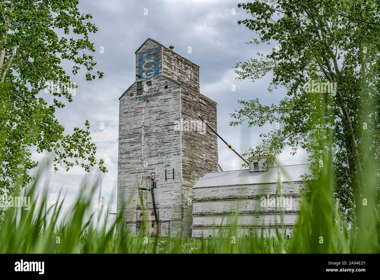 Silo à grains abîmé dans les Prairies; Saskatchewan, Canada Banque D'Images