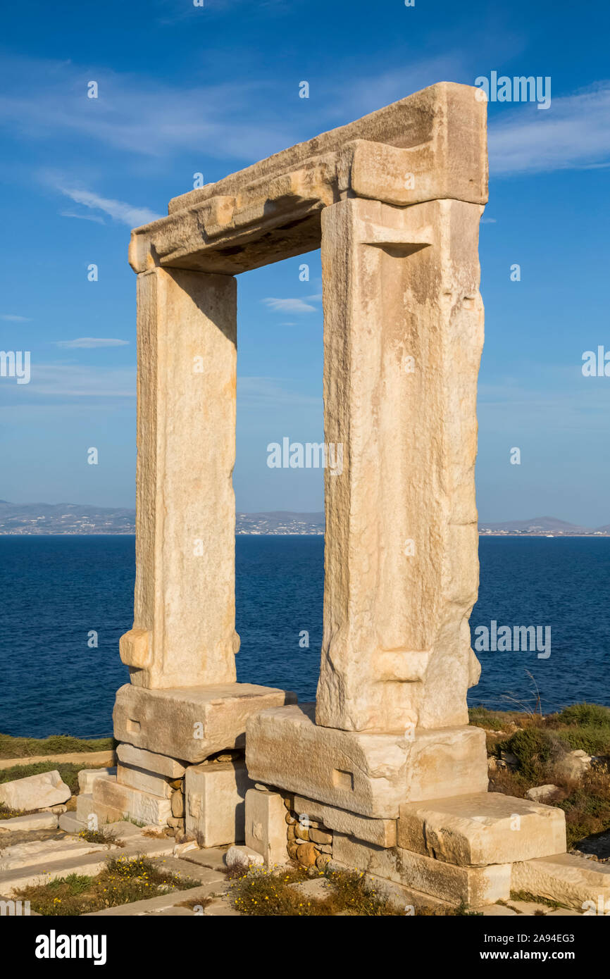 Temple d'Apollon (Portara) ; Chora, île de Naxos, Cyclades, Grèce Banque D'Images