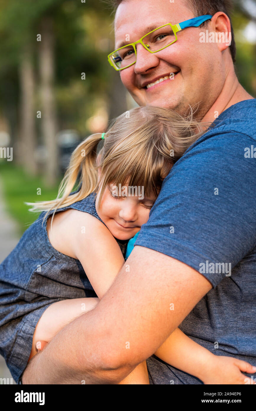 Portrait d'un père en cuddling avec sa jeune fille; Edmonton, Alberta, Canada Banque D'Images