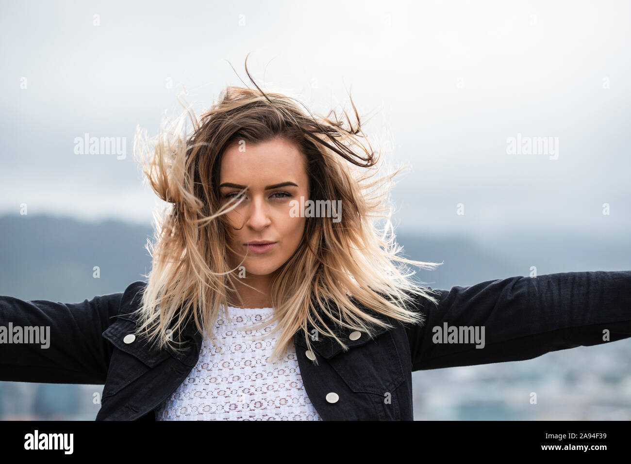 Portrait d'une belle jeune femme aux cheveux soufflés au vent; Wellington, Île du Nord, Nouvelle-Zélande Banque D'Images