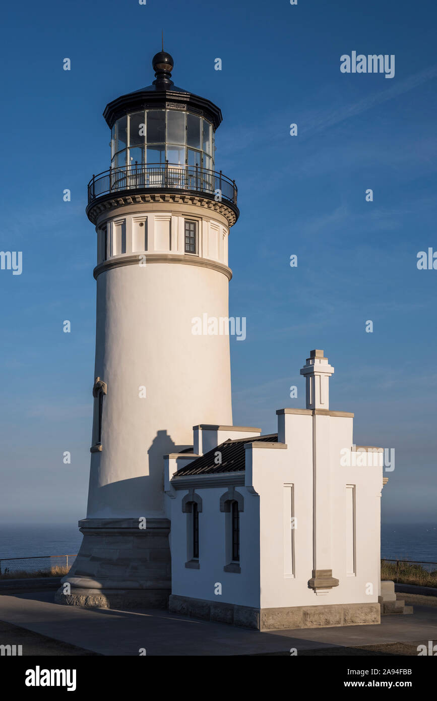 Le soleil matinal illumine le phare de North Head au parc national de Cape déception; Ilwaco, Washington, États-Unis d'Amérique Banque D'Images