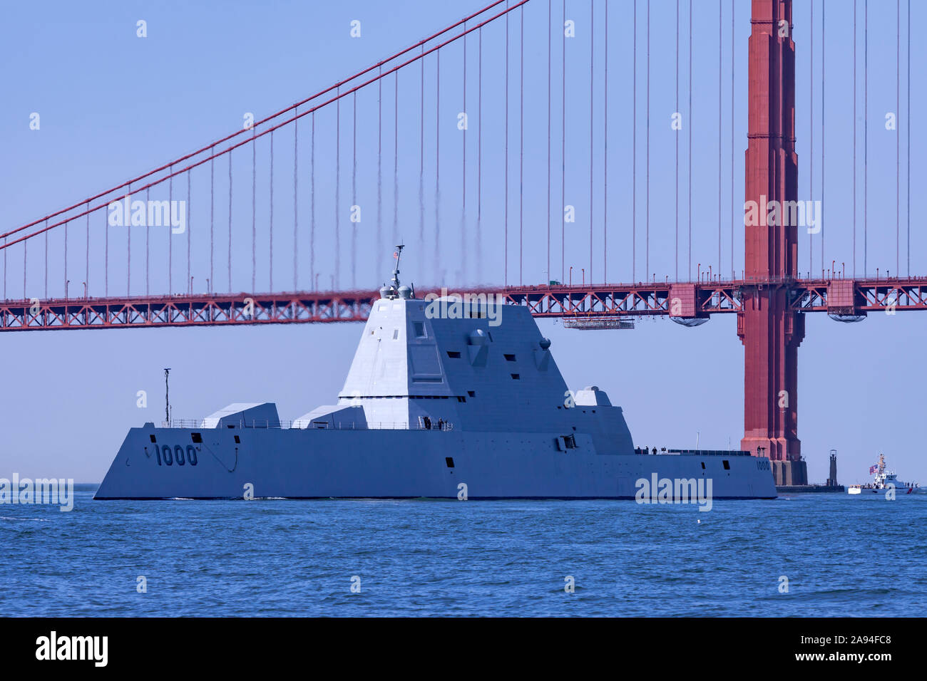 L'United States Navy destroyer lance-missiles USS Zumwalt (DDG-1000) entre dans la baie de San Francisco au cours de la semaine de San Francisco 2019 Défilé de shi Banque D'Images