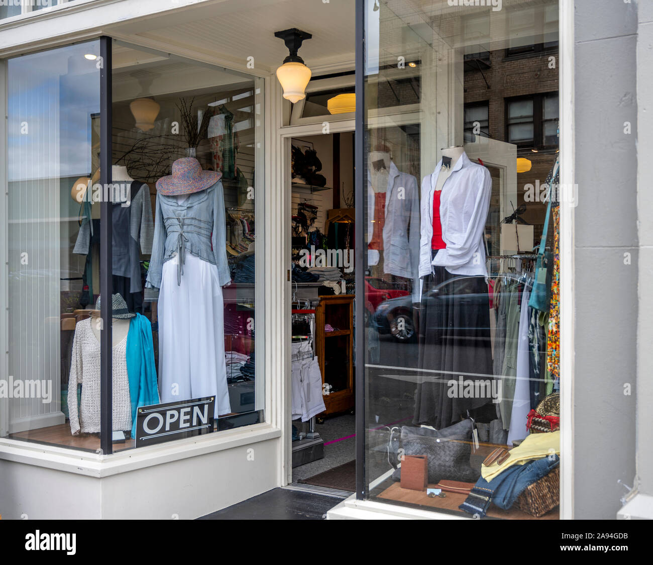 Un petit magasin de vêtements et accessoires avec une vitrine et les  mannequins et avec une porte ouverte invite ses clients à acheter des  produits de qualité Photo Stock - Alamy