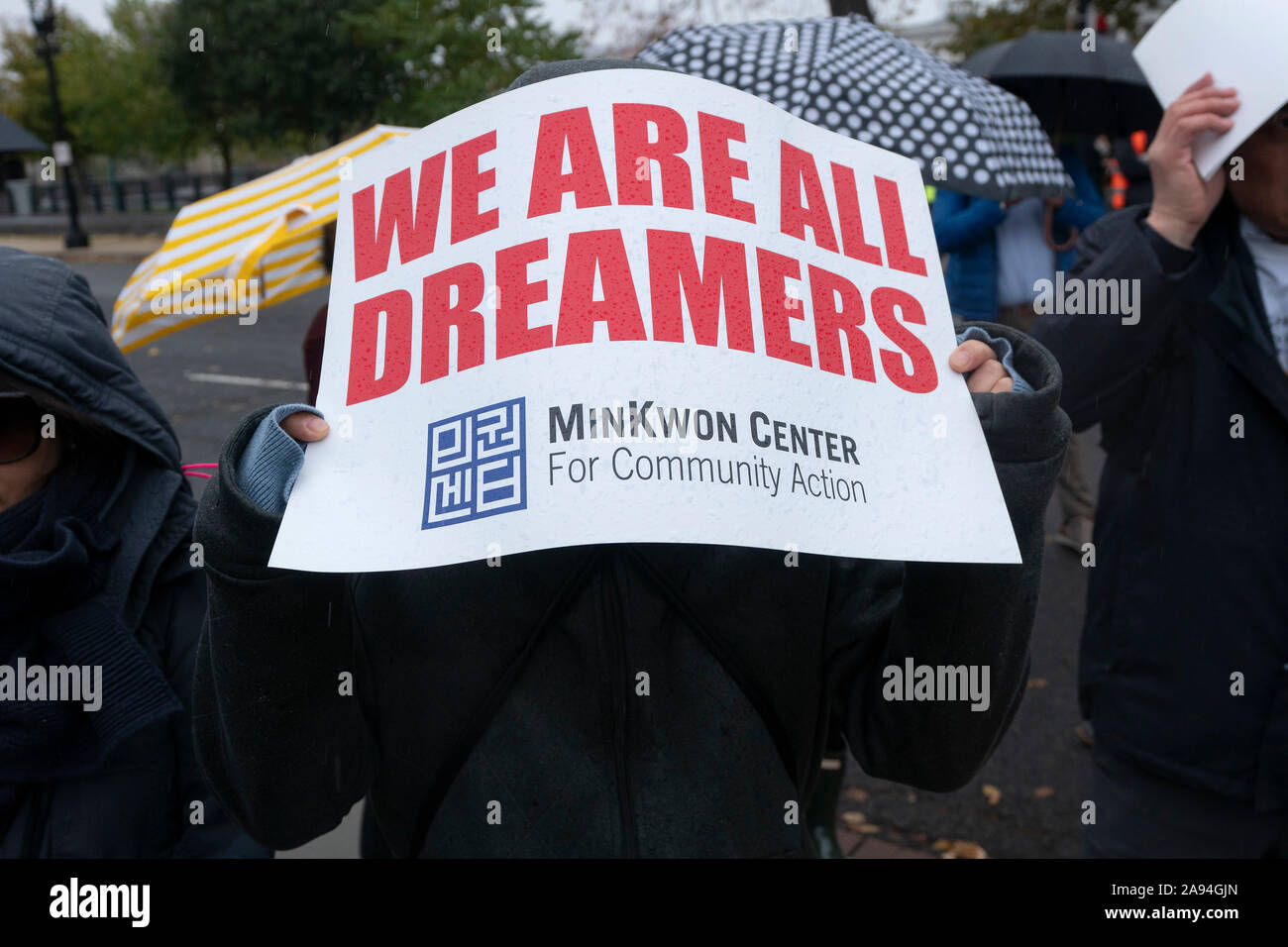 Des centaines de personnes à l'extérieur rassemblement la Cour suprême à Washington, DC, États-Unis le Mardi, Novembre 12, 2019, à l'appui de l'action différée de l'enfance programme des arrivées. La Cour suprême est actuellement saisie d'une affaire qui va déterminer la légalité et l'avenir de la DACA programme. Credit : Stefani Reynolds/CNP /MediaPunch Banque D'Images