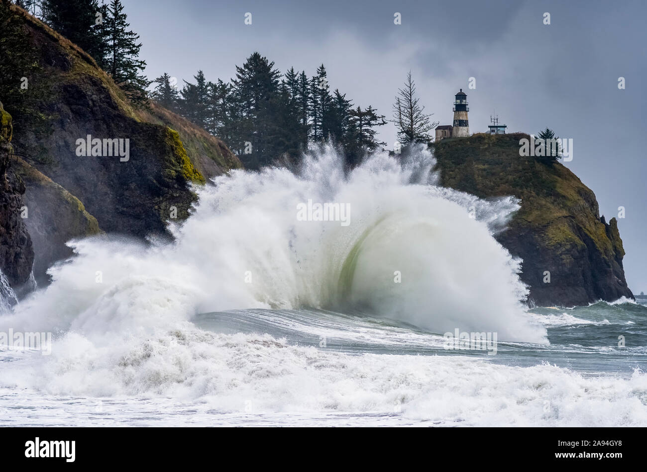 Une grande vague déferle à la déception de Cape; Ilwaco, Washington, États-Unis d'Amérique Banque D'Images