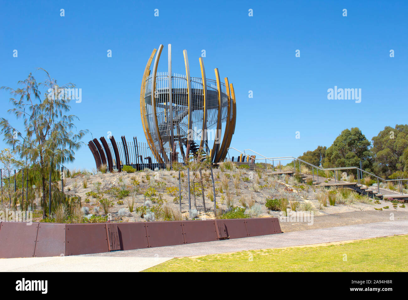 Vue panoramique à partir de la nouvelle Bunbury Lookout avec de grands totems qui représentent les épaves situées sous la surface tout au long du site, sur une colline. Banque D'Images