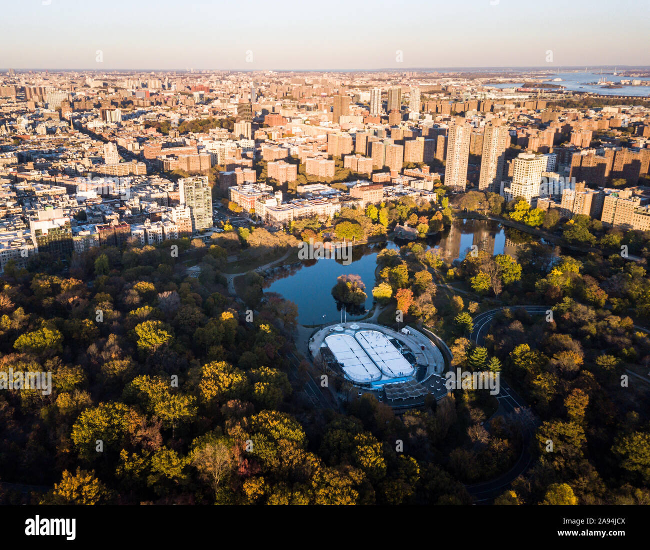 Vue aérienne de l'Harlem Meer et Central Park avec des bâtiments Banque D'Images