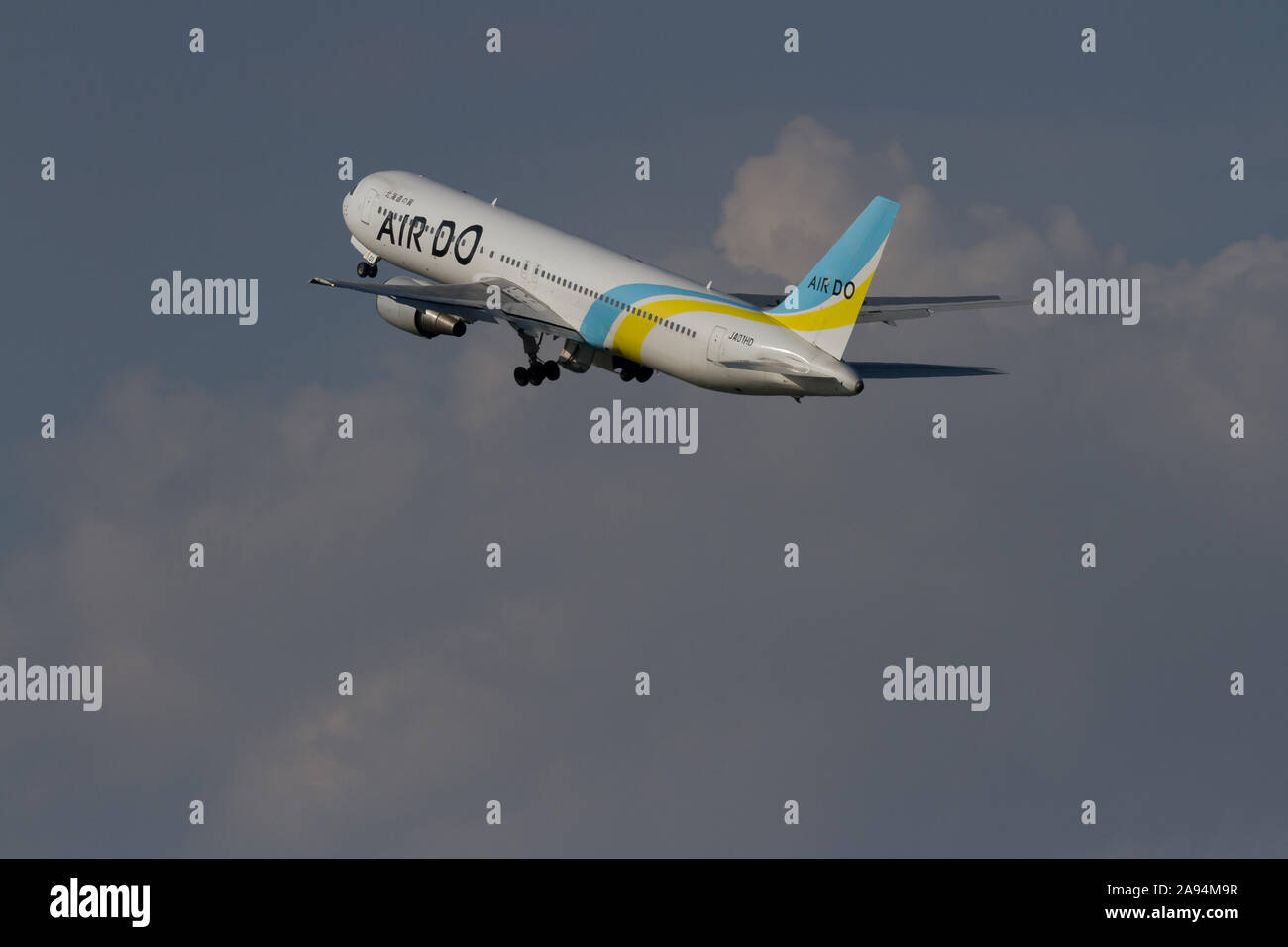 Un Boeing 767-33A(ER). Exploité par Air Do part de l'aéroport de Haneda, Tokyo, Japon. Banque D'Images
