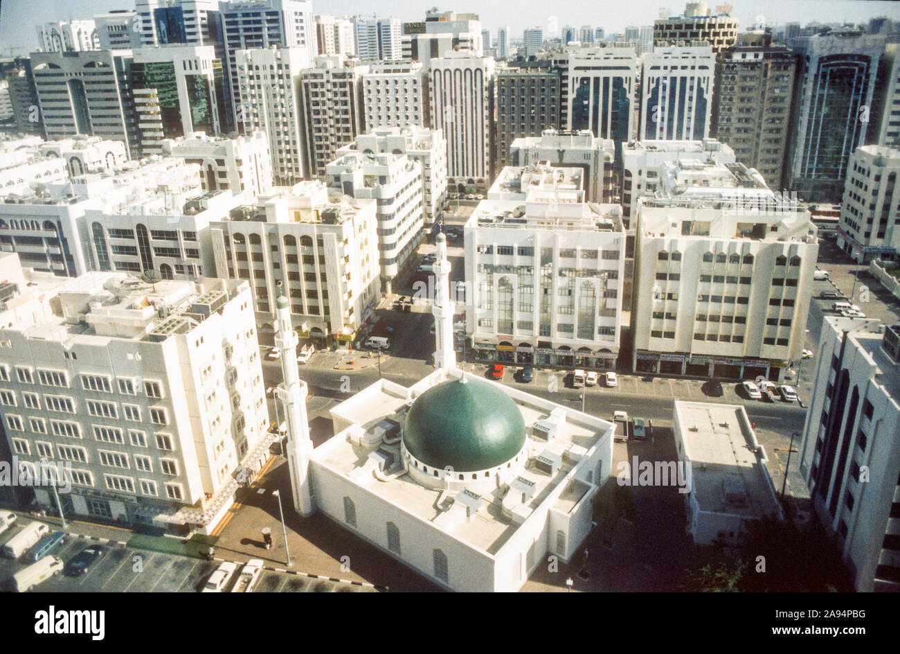 Centre-ville d'Abu Dhabi vu de dessus Hamdan Street, Emirats Arabes Unis, 1984-1985. Le bâtiment au toit vert est une petite mosquée. Banque D'Images