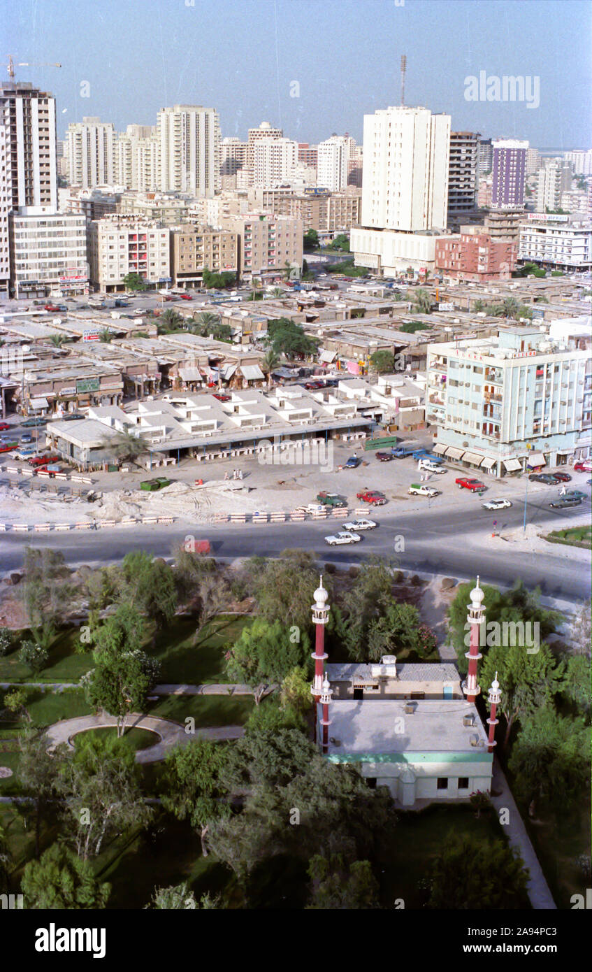 Vue sur la ville à l'est de au-dessus de la route de l'aéroport, Abu Dhabi, Émirats arabes unis, 1984-1985 Banque D'Images