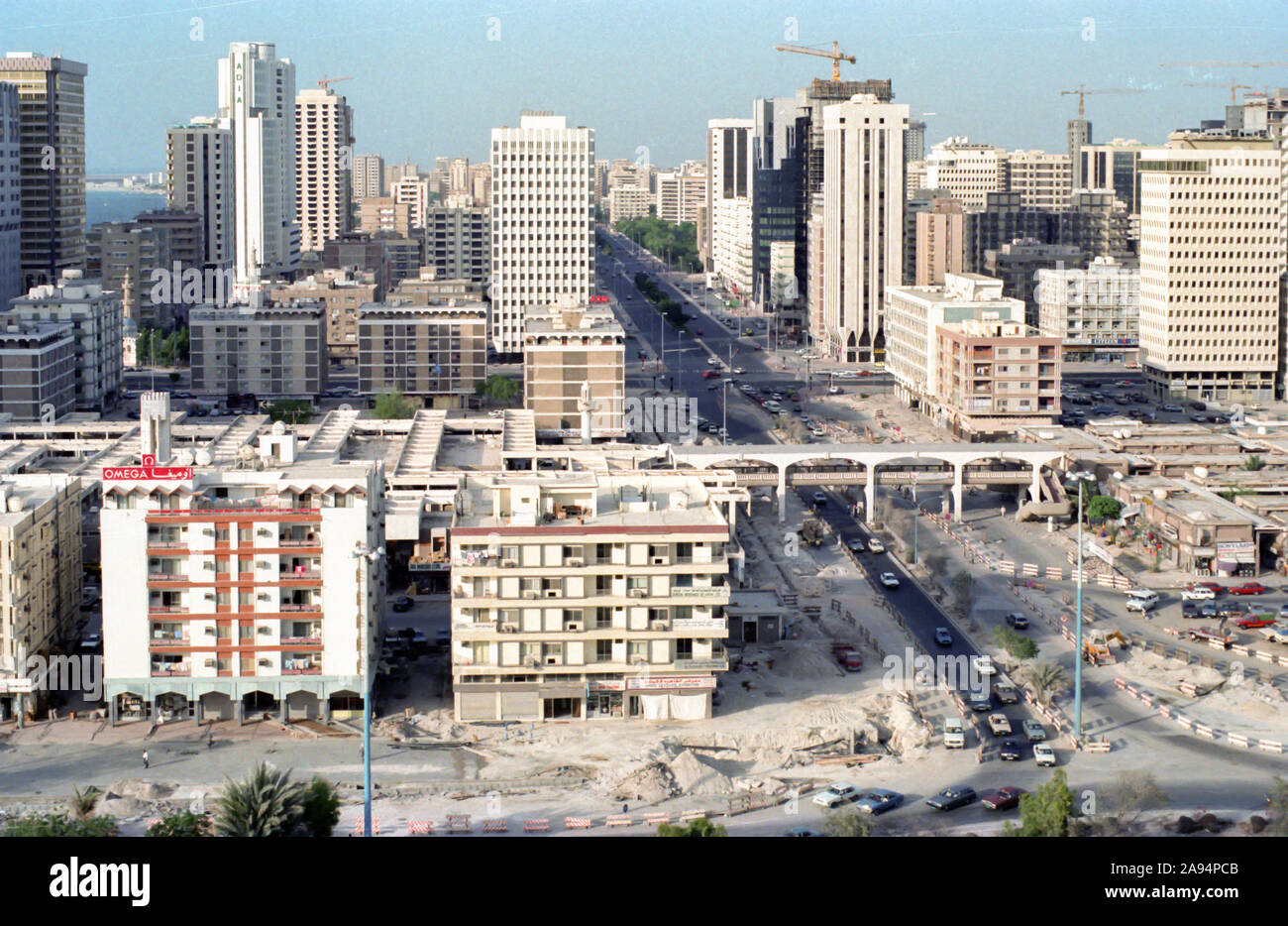 Vue sur la ville à l'est de au-dessus de la route de l'aéroport, Abu Dhabi, Émirats arabes unis, 1984-1985 Banque D'Images