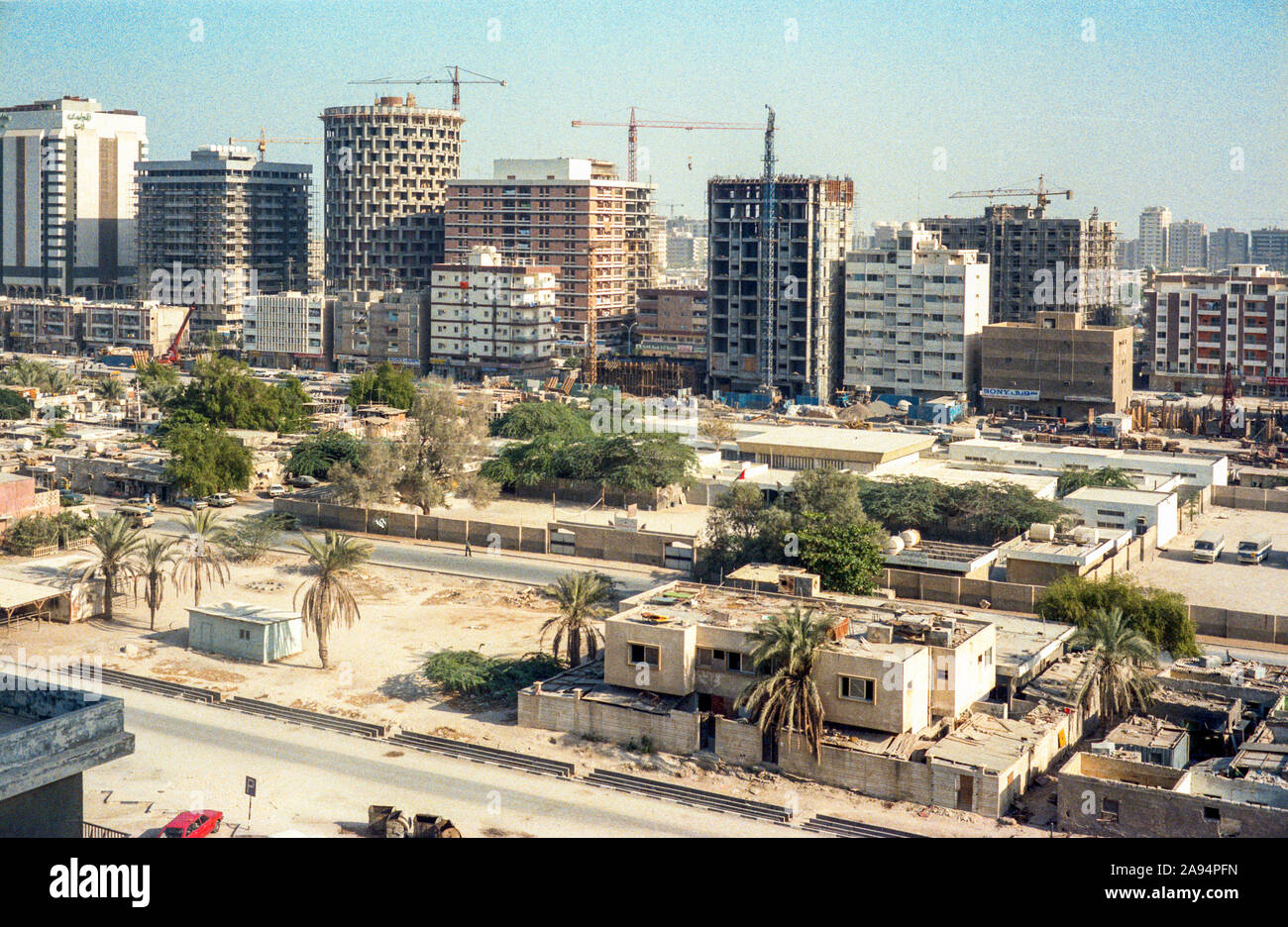 En regardant vers le sud sur un bidonville indien (aujourd'hui démoli) d'un appartement à Hamdan Street, à Abu Dhabi, Emirats Arabes Unis, 1984 Banque D'Images