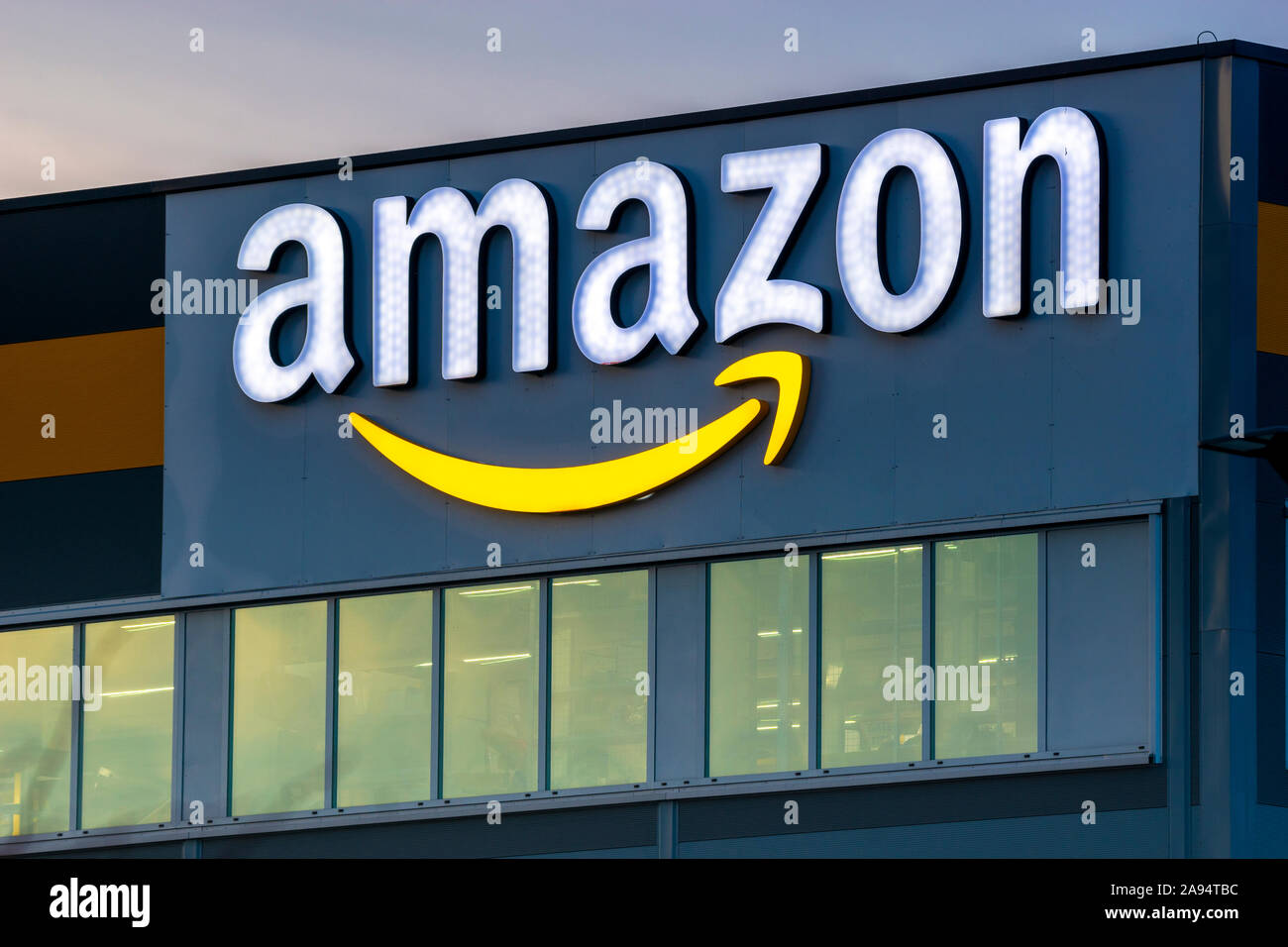 Bâtiment de l'Amazon centre logistique à Szczecin à l'aube.Poland-November Sczecin, 2019 Banque D'Images