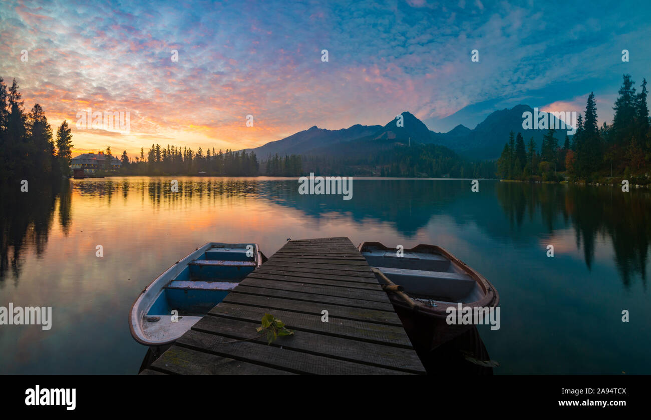 Lac de montagne Strbske Pleso (lac de Štrbské) dans le parc national des Hautes Tatras, Slovaquie Banque D'Images
