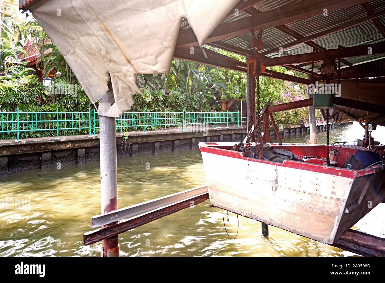 Le bateau de pêche ; temple,plantes,river village en Thaïlande Banque D'Images