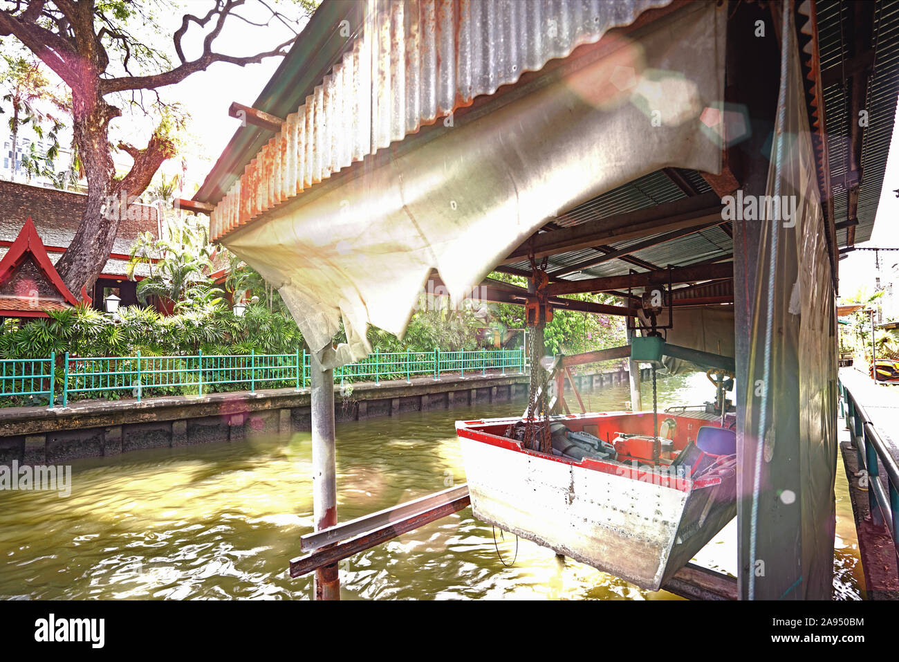 Le bateau de pêche ; temple,plantes,river village en Thaïlande Banque D'Images