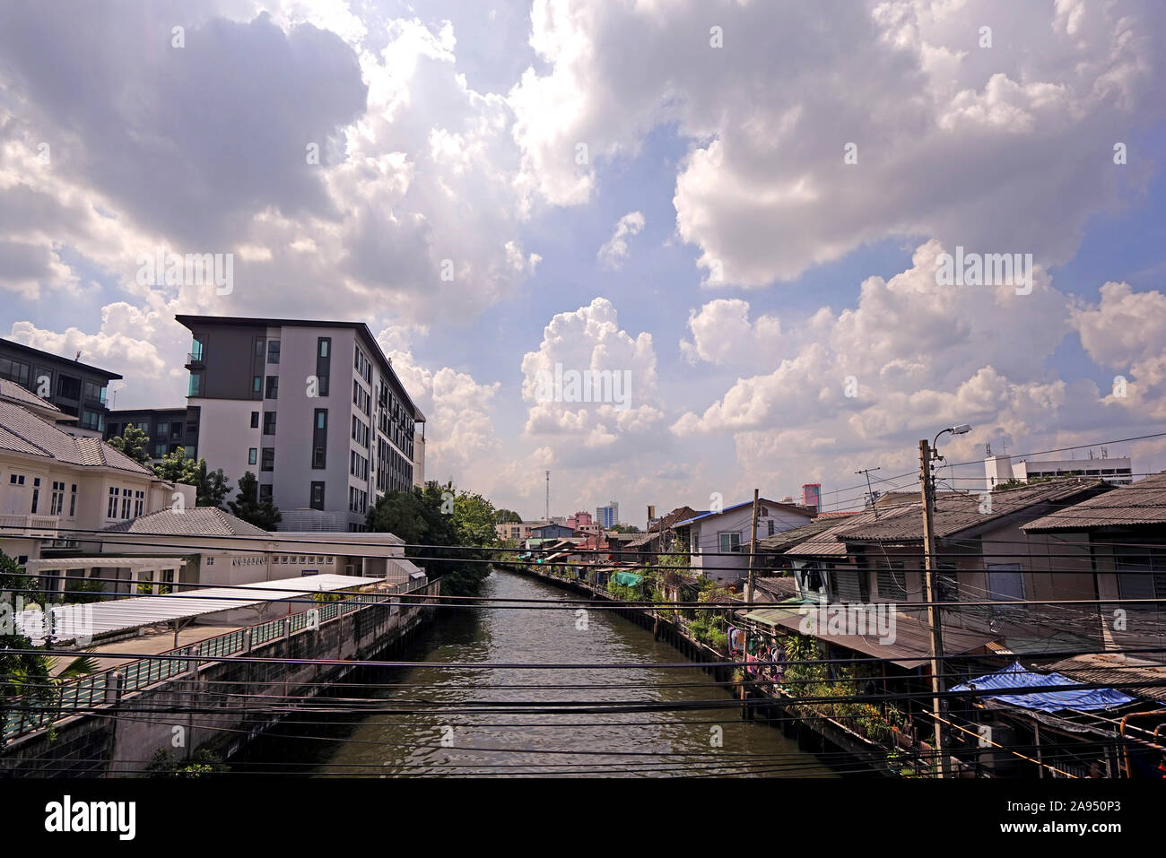 La Thaïlande appartement résidentiel, rivière, sentier et arbre dans la journée Banque D'Images