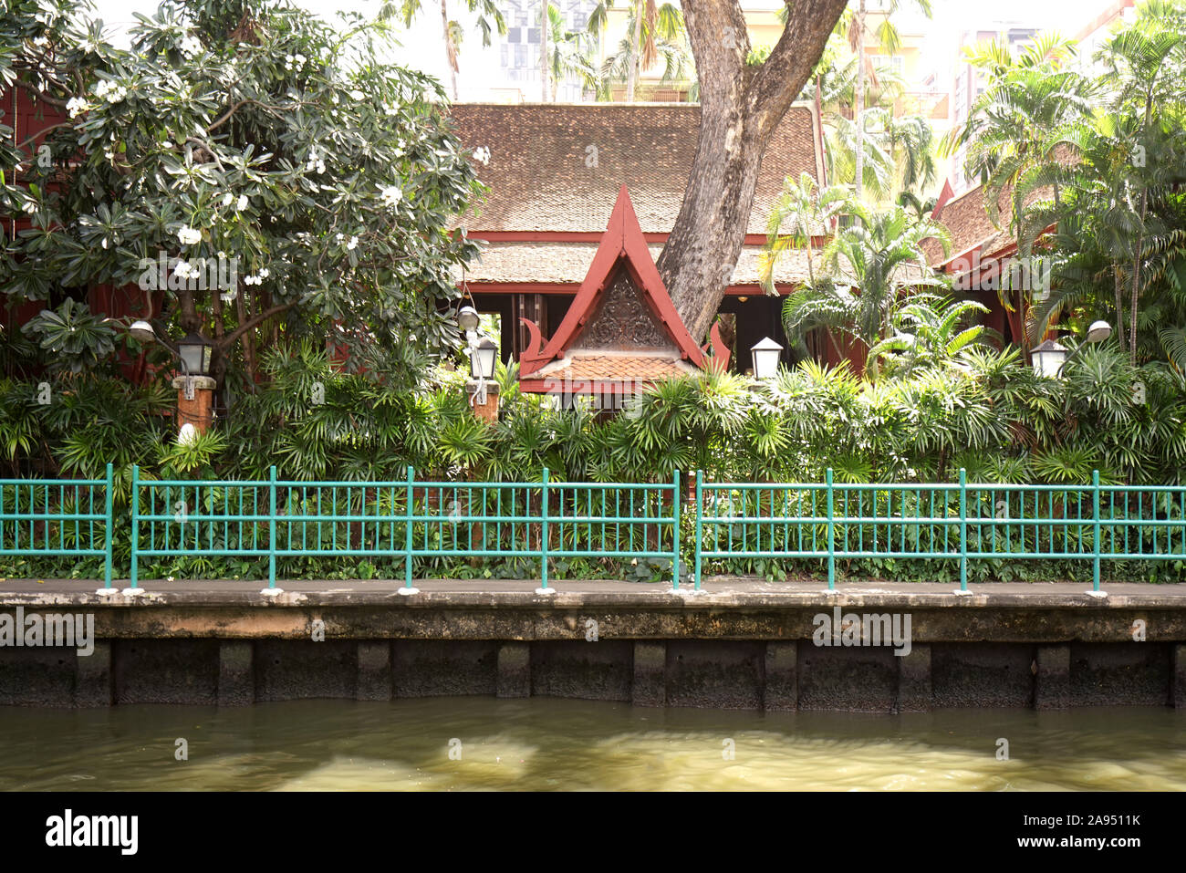 La Thaïlande temple, rivière, sentier et arbre dans la journée Banque D'Images