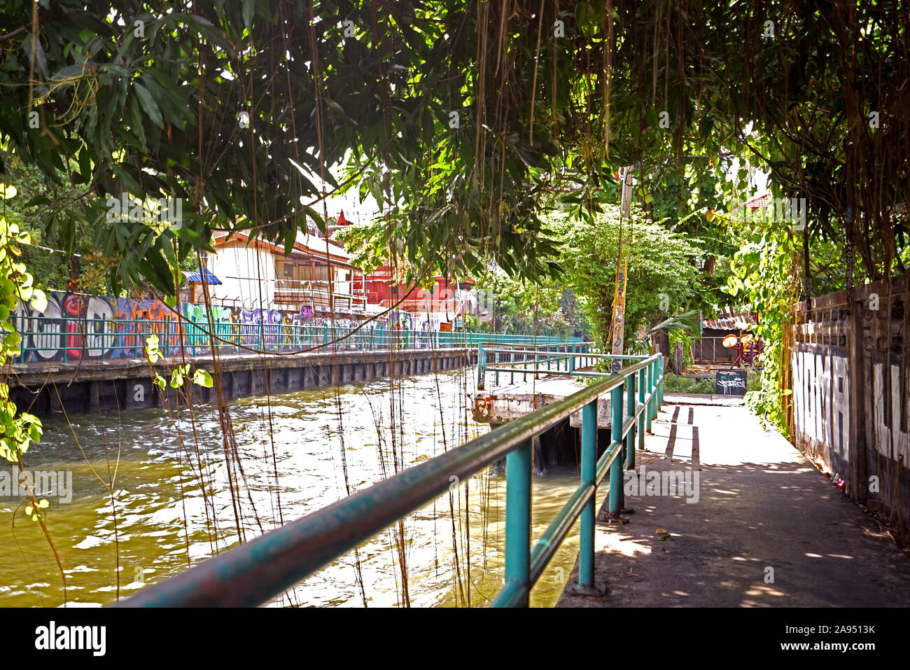 La Thaïlande rivière village, sentier et arbre dans la journée Banque D'Images
