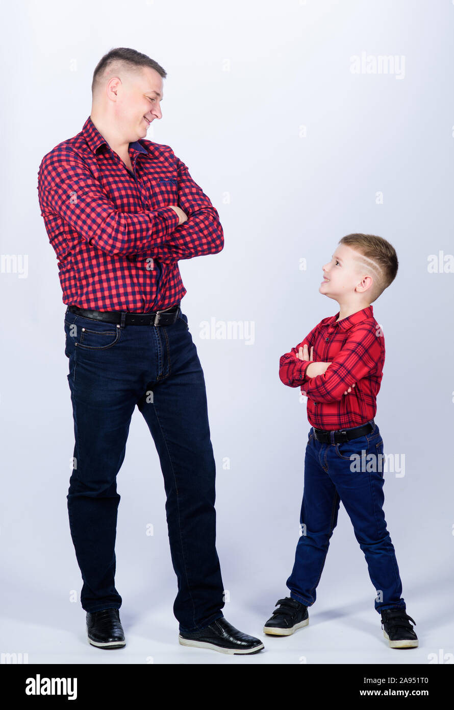 Petit Pere Fils red shirts famille regarde tenue. Meilleurs amis pour toujours. Le bonheur d etre pere de garcon. Papa et adorable Enfant. Parenthood concept. Fath Photo Stock Alamy