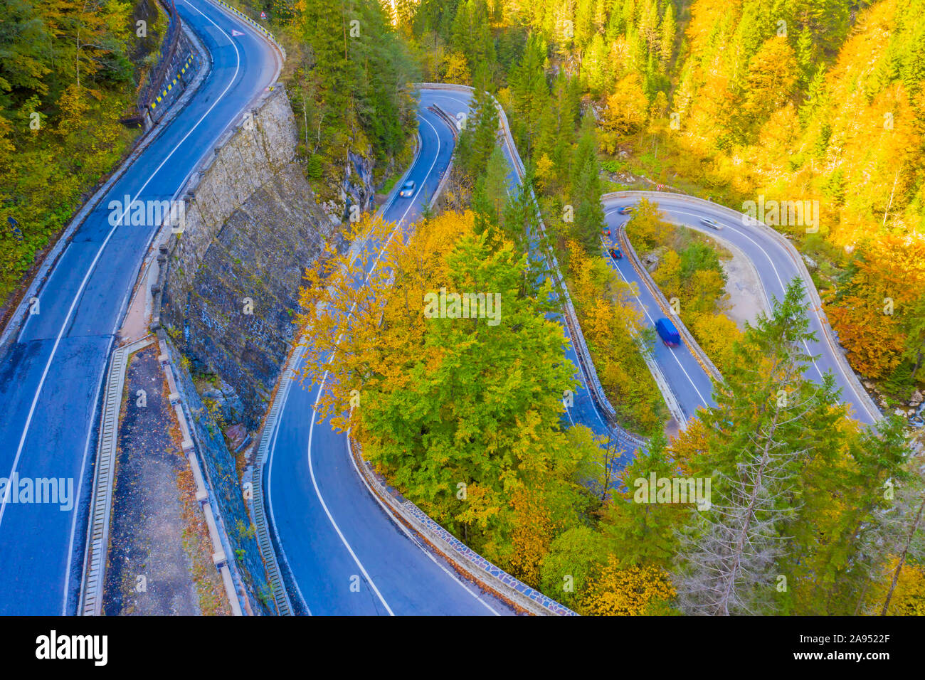 Route de montagne Serpentine en automne. Les Gorges de Bicaz est un col de montagne entre les deux régions historiques de Roumanie. Banque D'Images