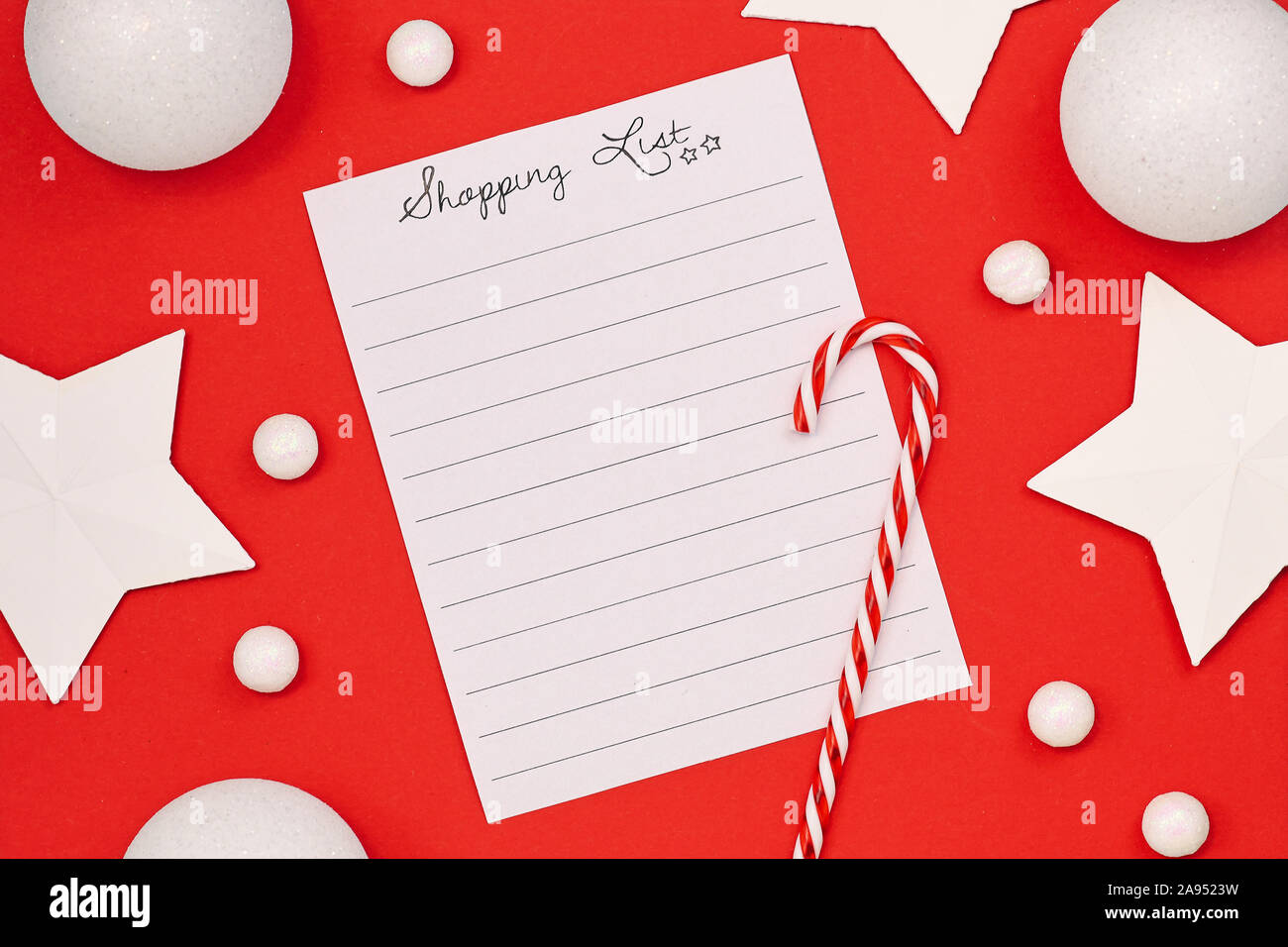Concept pour les achats de Noël avec une vue supérieure de la télévision mise à vide shopping liste de contrôle et les décorations saisonnières comme canne de Noël, la neige et les étoiles Banque D'Images