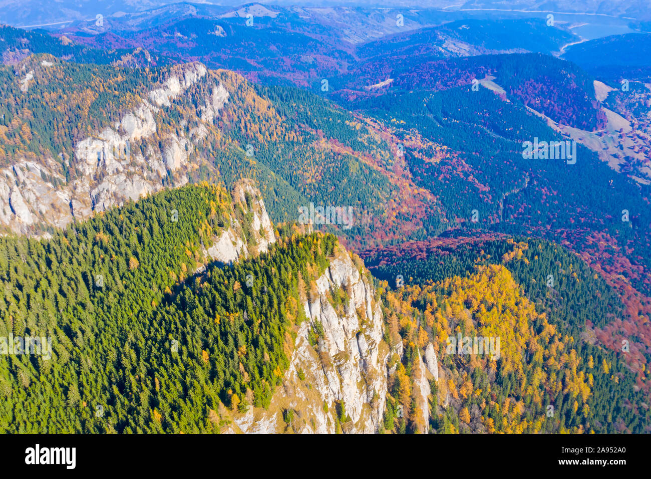 Vue aérienne de l'automne dans les Carpates roumaines des montagnes rocheuses. Banque D'Images