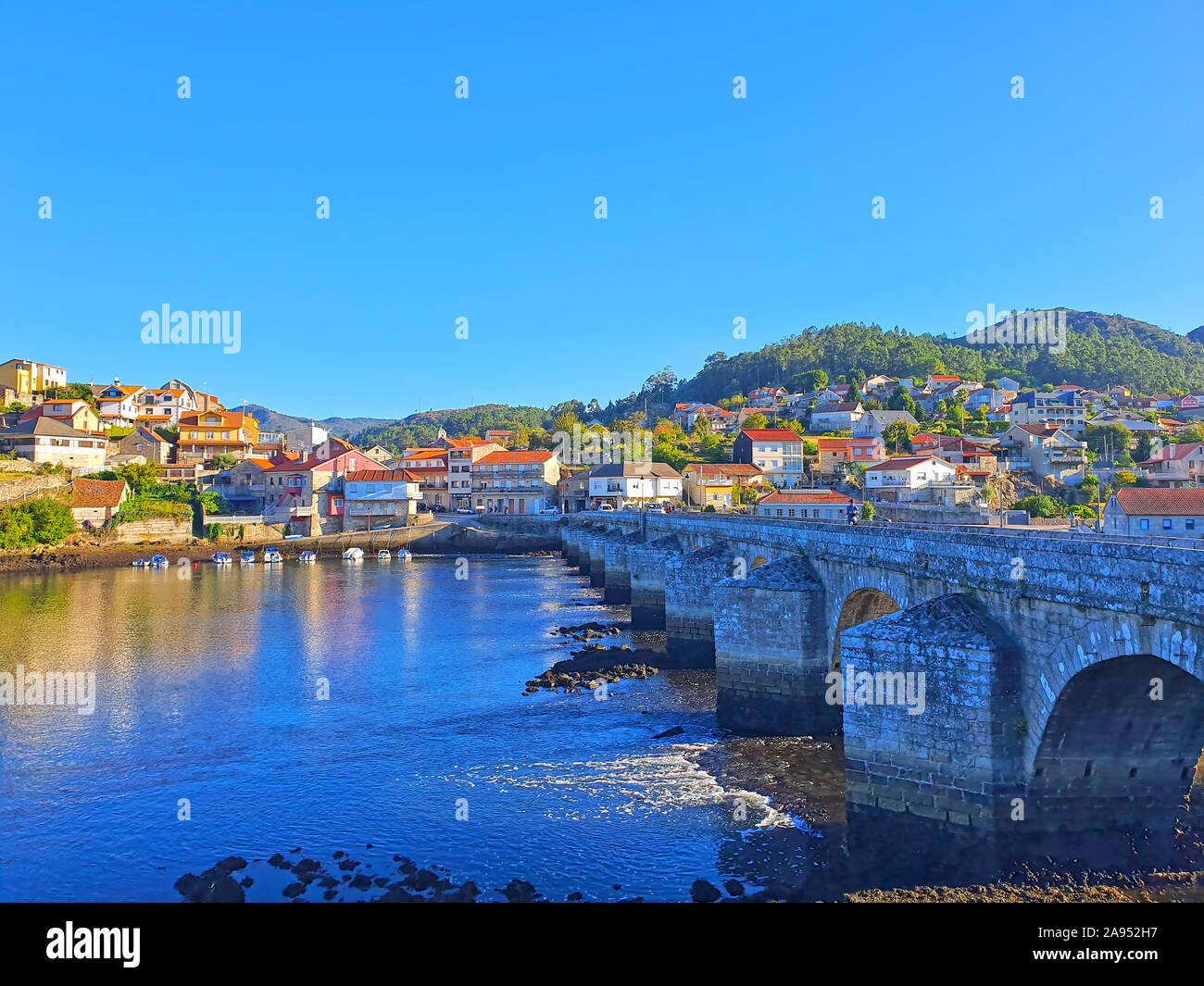 Vieux pont de pierre de galicien Ponte Sampaio en Espagne, Pontevedra Banque D'Images