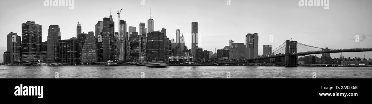 Photo noir et blanc de New York City skyline silhouette au coucher du soleil, aux États-Unis. Banque D'Images