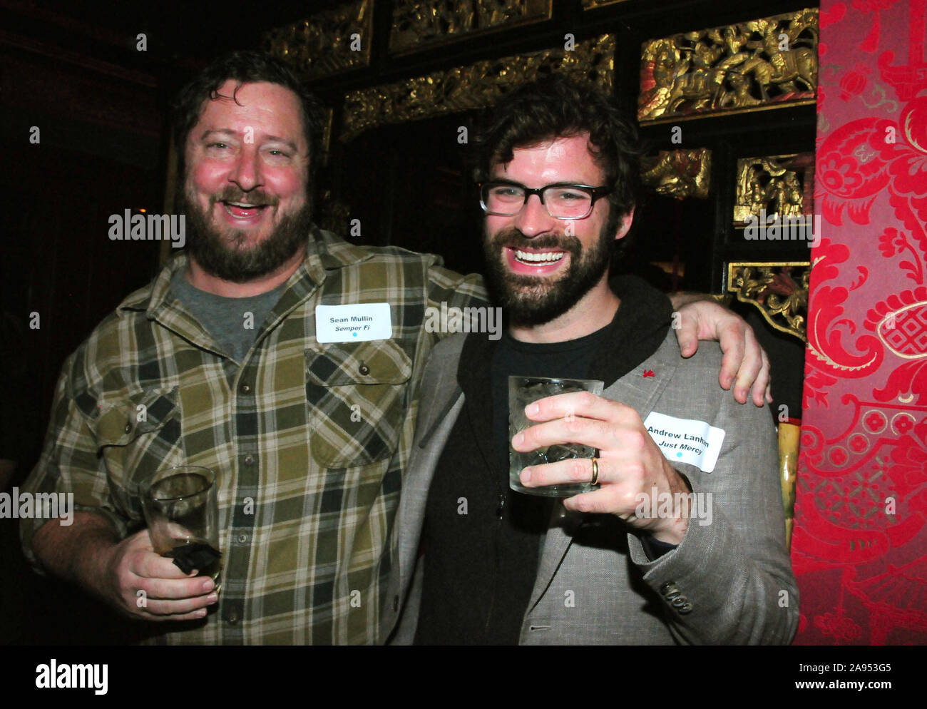 West Hollywood, Californie, USA 12 novembre 2019 Écrivain Sean Mullin et écrivain Andrew Lanham assister aux Writers Guild of America West médias spécial 'réception derrière l'écran" le 12 novembre 2019 à Formosa Cafe à West Hollywood, Californie, USA. Photo de Barry King/Alamy Live News Banque D'Images