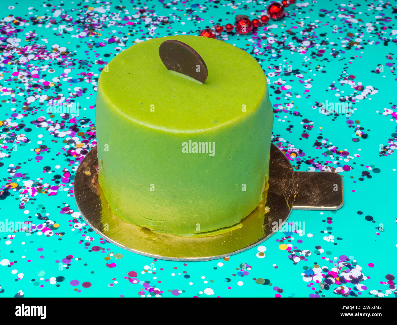 Gateau Mousse Francaise Moderne Avec Miroir Vert Email Photo D Un Menu Ou D Une Confiserie Catalogue Photo Stock Alamy