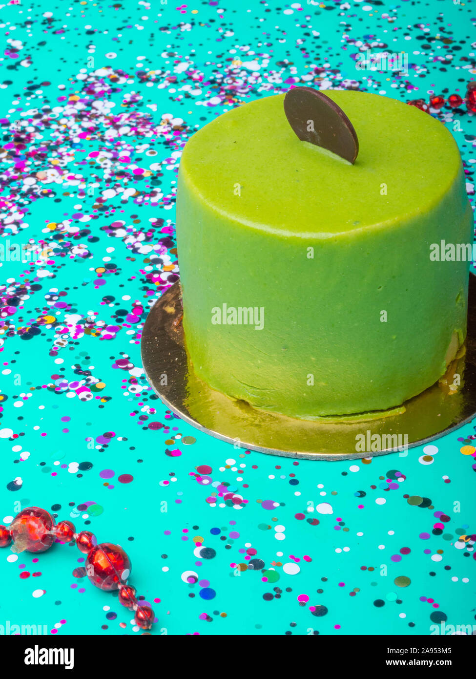 Delicieux Gateaux Souris Lime Francais Avec Glacage Au Chocolat Menthe Verte Tranche Desserts Tendance Moderne Sur Fond Couleur Menthe Photo Stock Alamy