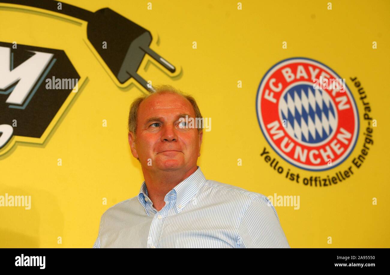 Firo football, FBL 25.08.2007 1. Saison 2007/2008 Bundesliga Football FC Bayern Munich - Hanovre 96, 3 : 0, portrait par manager Uli Hoeness, Hoeness, avec le câble d'alimentation logo FCB, funny, funny, mettez nos termes et conditions, disponible à www.firosportphoto.de copyright par firo sportphoto : Pfefferackerstr. 2a 45894 Gelsenkirchen Allemagne www.firosportphoto.de mail@firosportphoto.de Bochum-Witten (Volksbank) BLZ . : 430 601 29 Kt. Non . : 341 117 100 Tel : 0209 - 9304402 Fax : 0209 - 9304443 | conditions dans le monde entier Banque D'Images