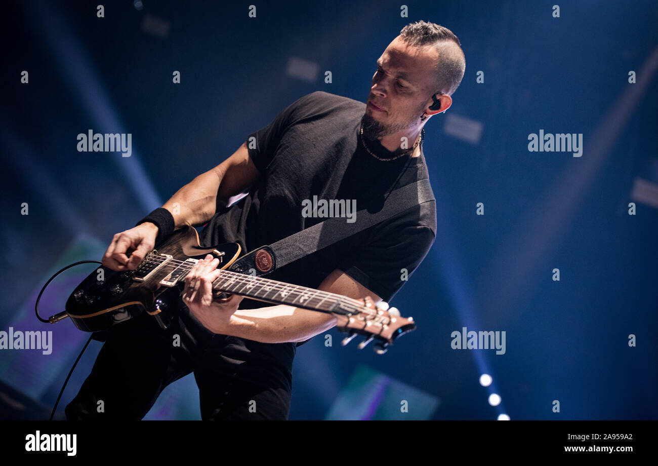 Copenhague, Danemark. 12 Nov, 2019. Le groupe de hard rock américain Alter Bridge effectue un concert live à KB Hallen à Copenhague. Ici le guitariste Mark Tremonti est vu sur scène. (Photo crédit : Gonzales Photo/BransholmAlamy Nikolaj Live News). Banque D'Images