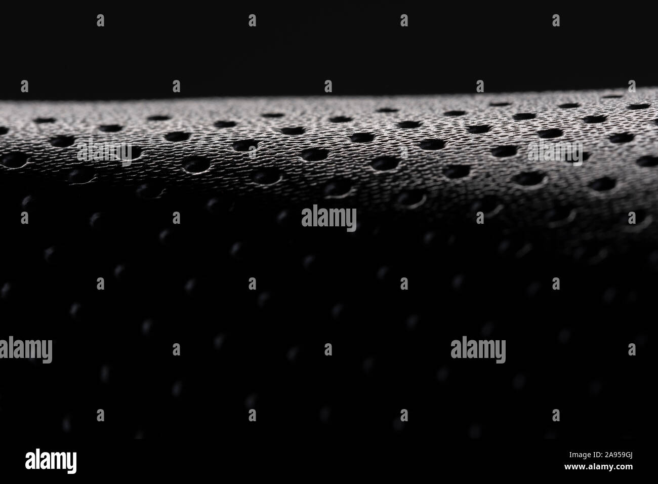 Macro image de la texture d'une selle de vélo noir sur un fond noir Banque D'Images