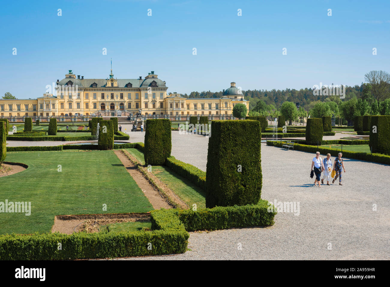 Palais Drottningholm, vue en été des personnes marchant dans le pittoresque jardin baroque formel du palais Drottningholm, île de Lovön, Suède. Banque D'Images