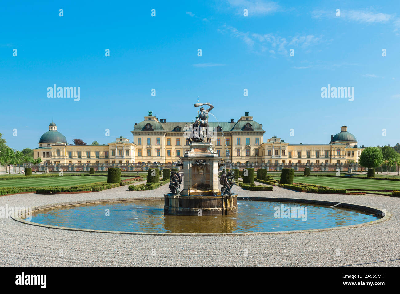 Château de Drottningholm, vue en été de Drottningholm avec le jardin baroque et Hercules Fontaine au premier plan, l'île de Lovön, Suède. Banque D'Images