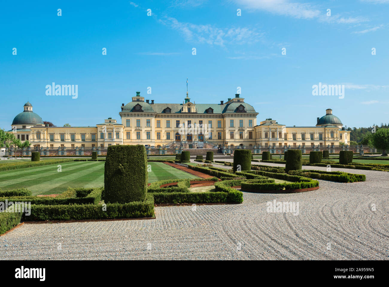 Drottningholm Suède, vue pittoresque en été du palais de Drottningholm avec son jardin baroque formel en premier plan, île de Lovön, Suède. Banque D'Images