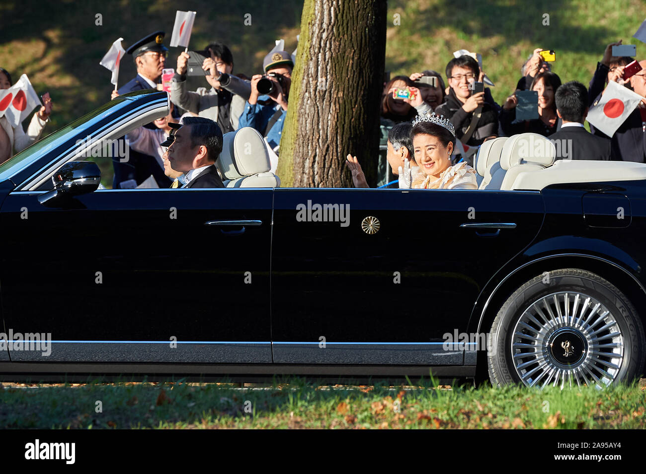 Dimanche. 10 Nov, 2019. Empereur japonais héritier Naruhito et l'Impératrice Masako vague de spectateurs pendant le royal cortège officiel à Tokyo, Japon Le dimanche, Novembre 10, 2019. Credit : AFLO/Alamy Live News Banque D'Images