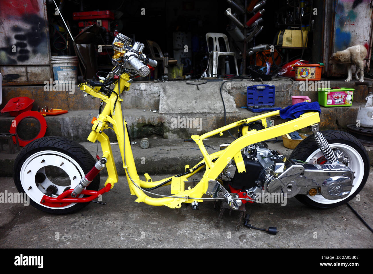 ANTIPOLO CITY, PHILIPPINES - 8 novembre, 2019 : modification dénudé dans un garage  moto Photo Stock - Alamy
