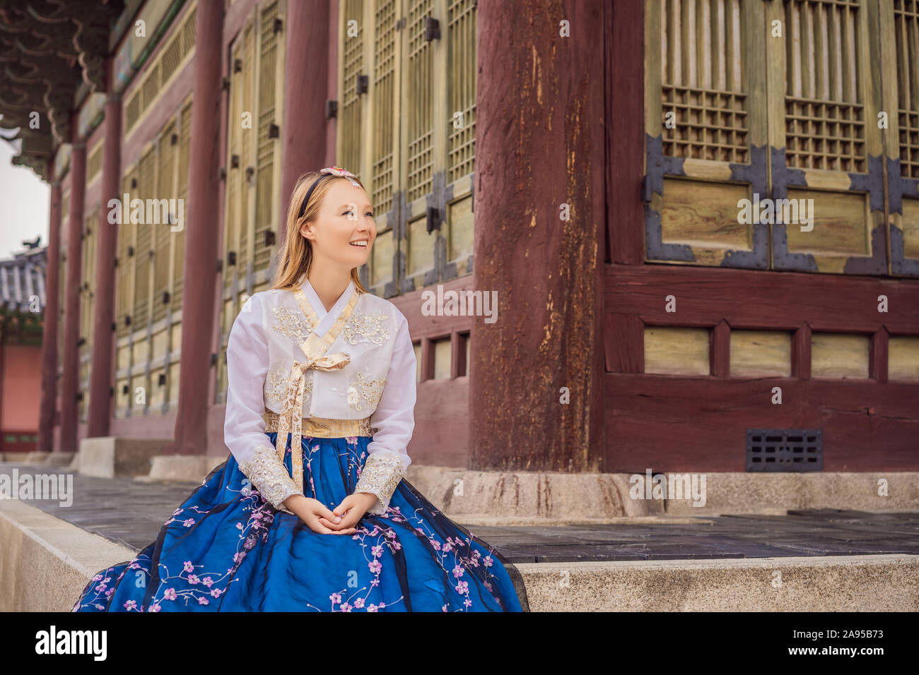 Young caucasian woman en costume traditionnel cor en hanbok cor en