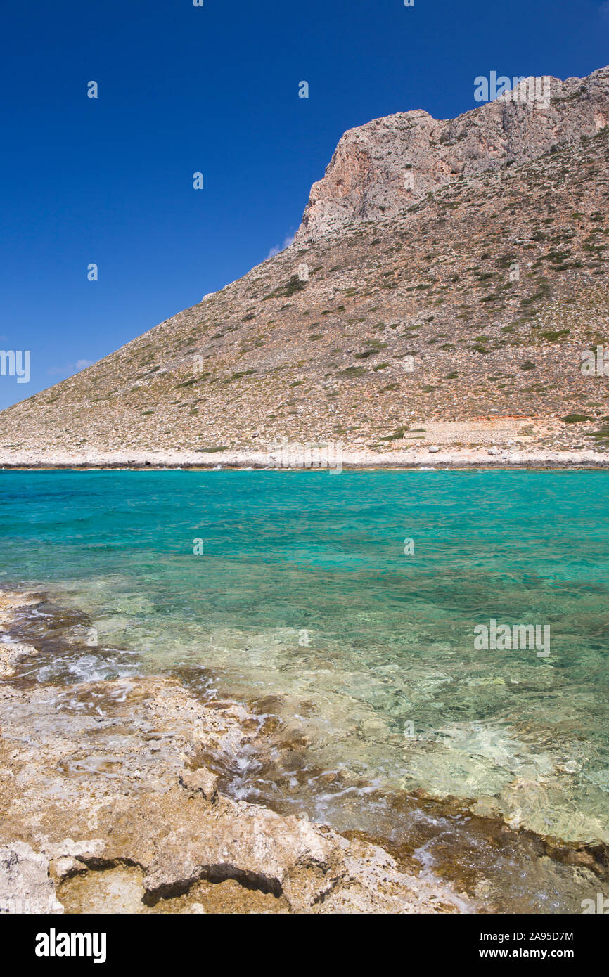 Stavros, la Canée, Crète, Grèce. Vue sur les eaux turquoise de la baie de Trahili jusqu'aux pentes accidentées de Vardies. Banque D'Images