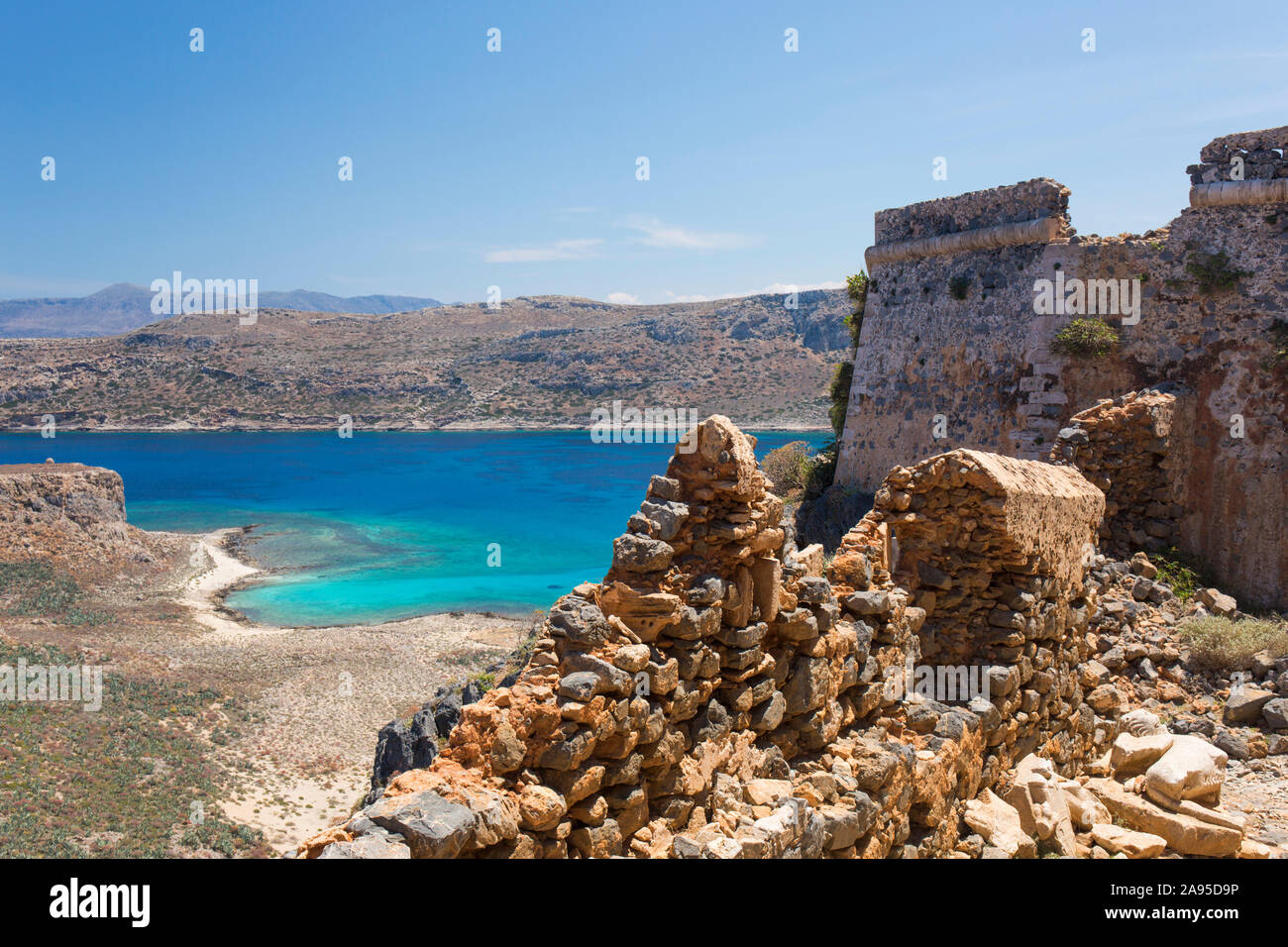 Imeri Gramvousa, Chania, Crète, Grèce. Remparts en ruines de la forteresse vénitienne au-dessus de la baie de Gramvousa. Banque D'Images