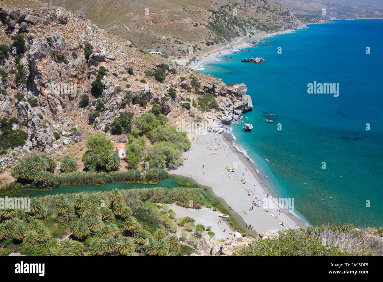 Preveli, Rethymno, Crète, Grèce. Vue depuis le sommet de la falaise sur la plage de Preveli et la rivière Megalopotamos. Banque D'Images