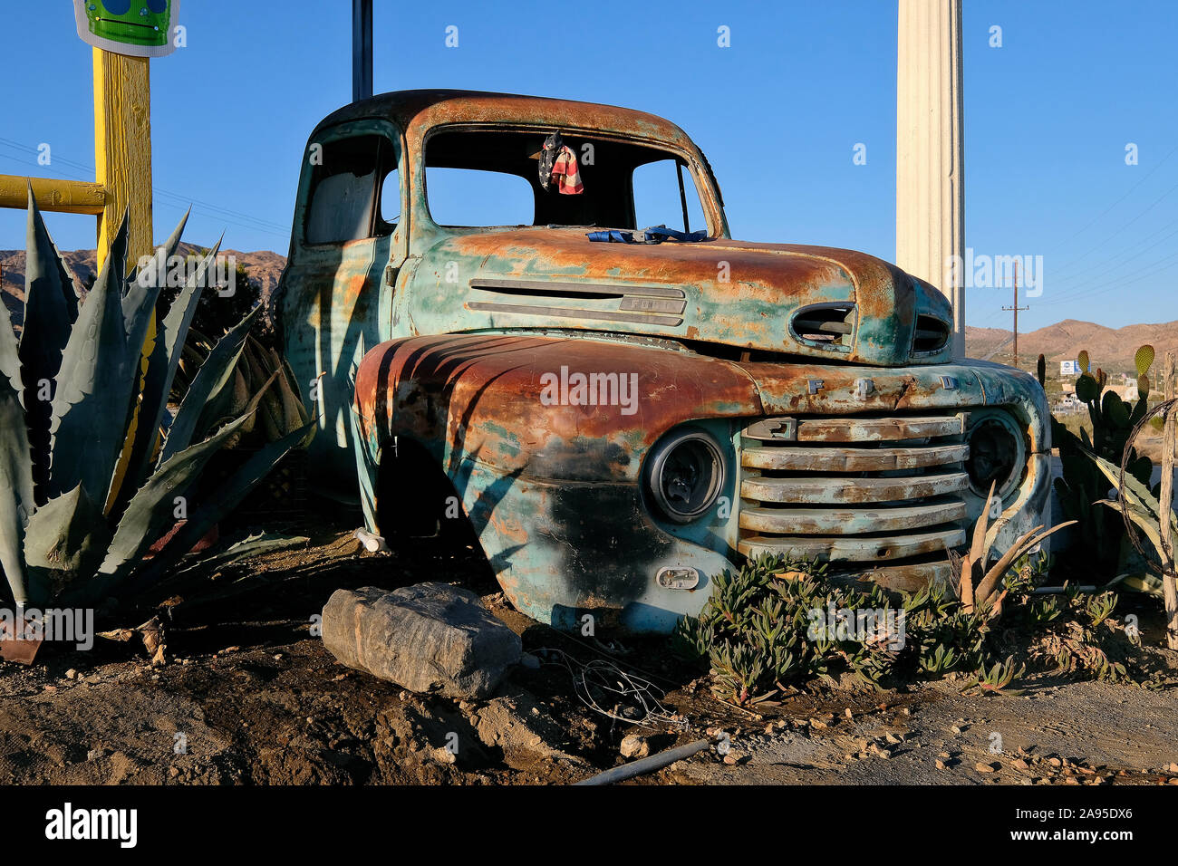 Rusty pickup Ford camion à l'Twentynine Palms Highway, Yucca Valley, California, USA Banque D'Images