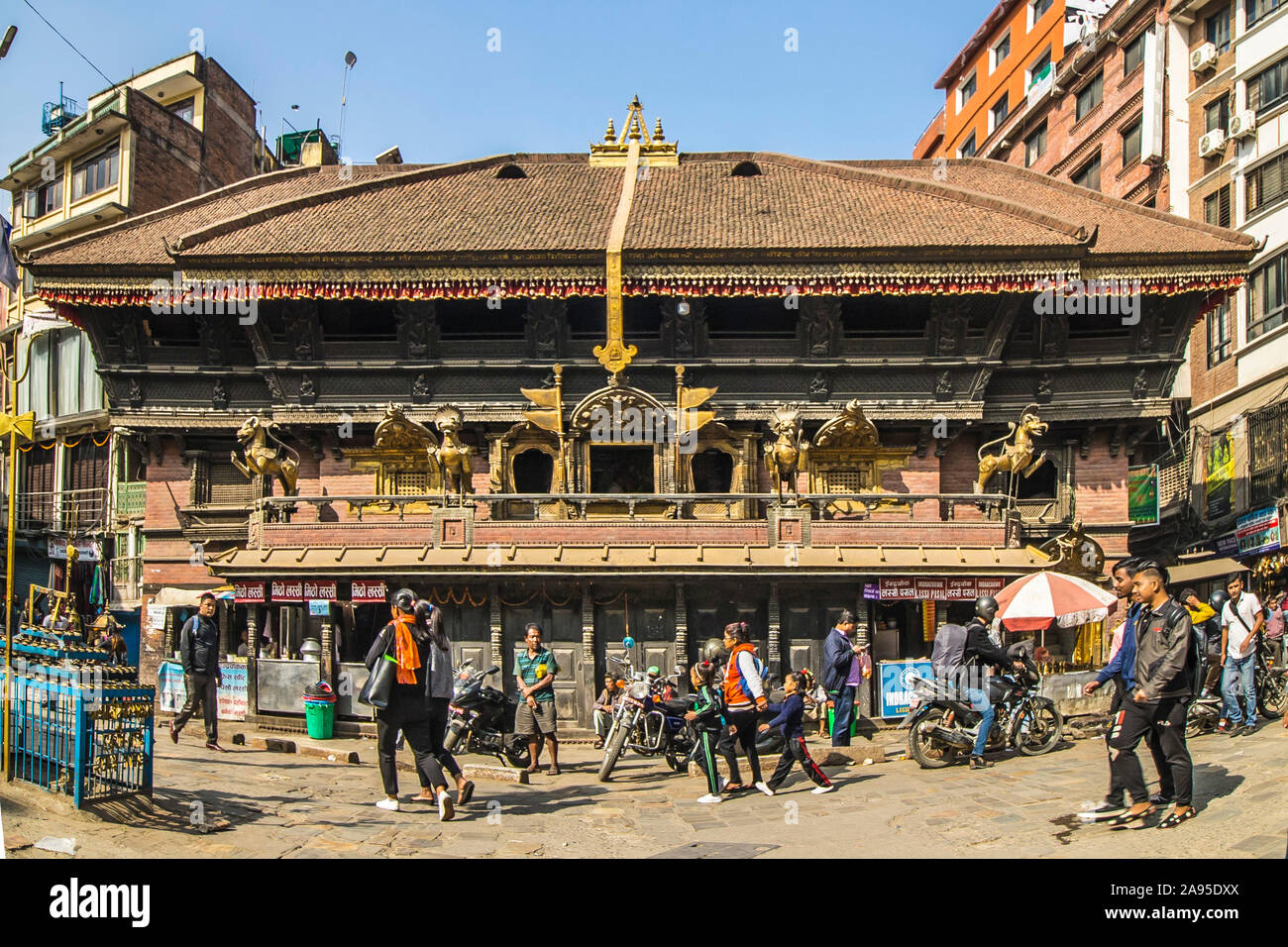 Le temple d'Akash Bhairav au milieu d'Indrachok occupé, l'une des places du marché et de cérémonie dans la section historique de Katmandou, Népal Banque D'Images